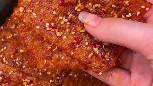 江西特产波浪豆筋真的超级好吃，一口下去爆辣爽口，香香辣辣的，满满豆香味！#辣条 #零食推荐 #好吃到