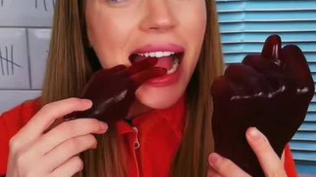 为了能偷吃到保安软糖，把它们变成拳头和手势！ #看一遍笑一遍 #意想不到的结局 #老外真会玩 #万万