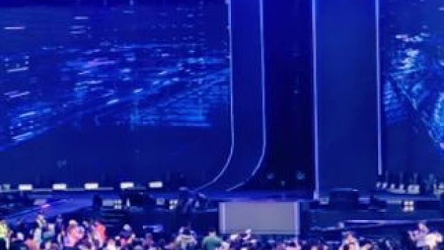 #林俊杰jj20世界巡回演唱会 现场太好听了吧，我的第一次就给林俊杰了#万人合唱 #奔赴万人现场