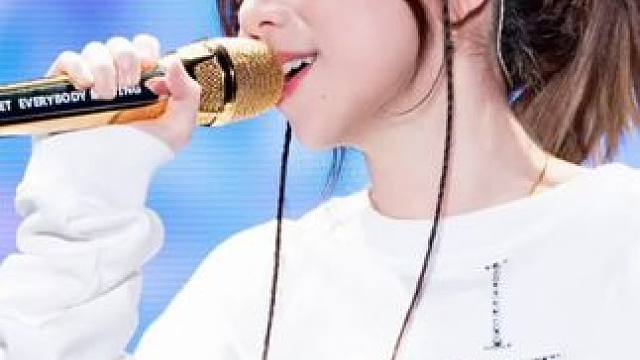 邓紫棋长沙演唱会《天空没有极限》
“十年前你来长沙我认识了你，十年后只想记住这永恒的瞬间”#邓紫棋长