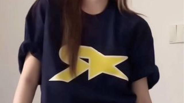 艾特你觉得今年夏天依旧亲不上嘴的朋友✌️
#浅跳一下