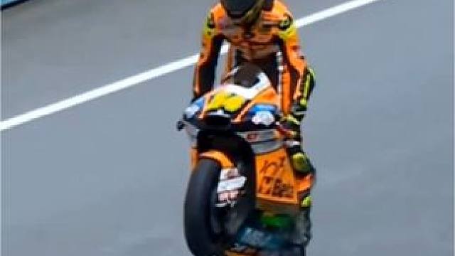 每一次翘头庆祝:“成功的背后
是无尽的坚持和汗水”#摩托车比赛 #专业动作请勿模仿 #翘头 #摩托车