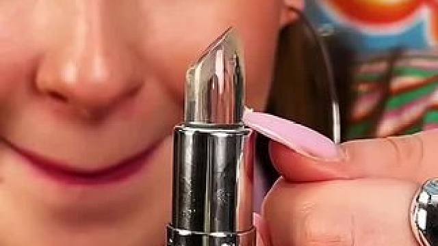 把闺蜜的唇膏换成口红，这简直太坏了吧！ #看一遍笑一遍 #意想不到的结局 #万万没想到 #老外真会玩