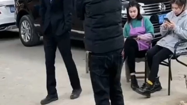 猜一下，扶他起来的是谁[奸笑]