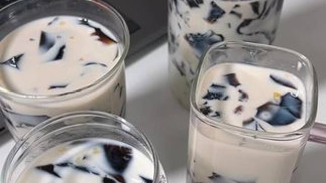 在办公室自制烧仙草奶茶，让同事实现烧仙草奶茶自由#一学就会的小甜品 #烧仙草