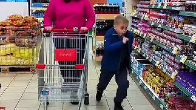 和老妈购物被套路，最后男孩直接蒙圈了！ #搞笑视频 #搞笑配音 #搞笑 #专治各种不开心搞笑视频