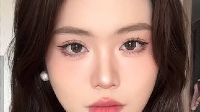 方圆脸化这个妆容真的很好看～
#方圆脸妆容 #妆教 #妆前妆后 #日常妆 #春日妆容