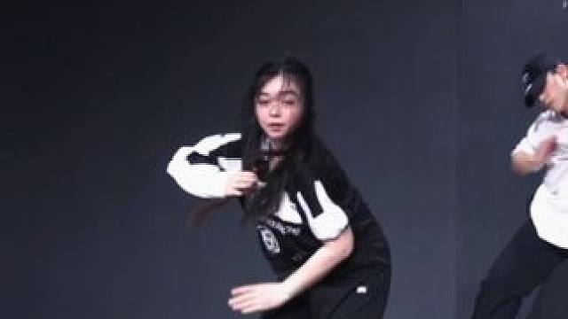 时髦封箱 今天依旧是来自很会编的
#么么编舞  #给你看 #坚持锻炼给自己一个好身体 #跳舞 #大小