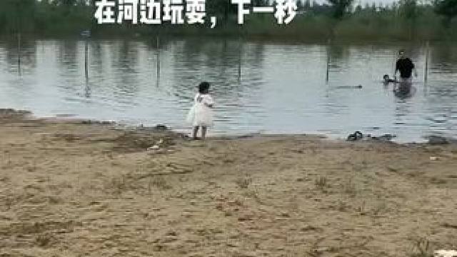 #无忧无虑的童年 #看一遍笑一遍 #尽情的玩耍吧 #陪你长大陪你看世界 #沙滩玩耍