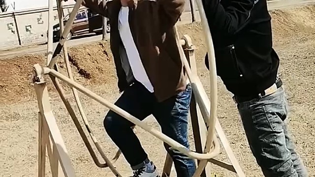 胳膊也得用力支撑着，脚也得紧勾住。