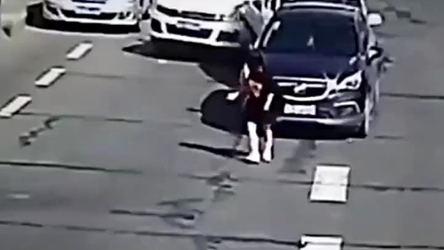 走路就像在她家客厅一样