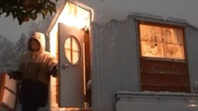 小伙开着别致露营车，感受冰天雪地露营之旅 #野外露营 #房车生活 #露营车