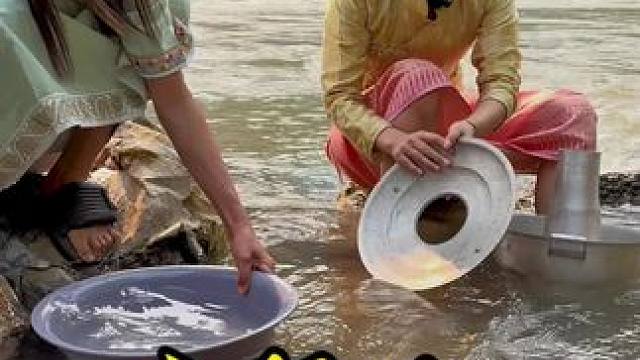 炎热的夏天和闺蜜做一道酸酸辣辣的冬阴功#冬阴功#新农人计划2024 #野外美食 #双凤 #华裔小唤