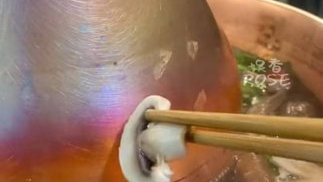 这蘑菇叫得跟开水壶撒娇似的#搞笑 #铜锅涮肉 #蘑菇