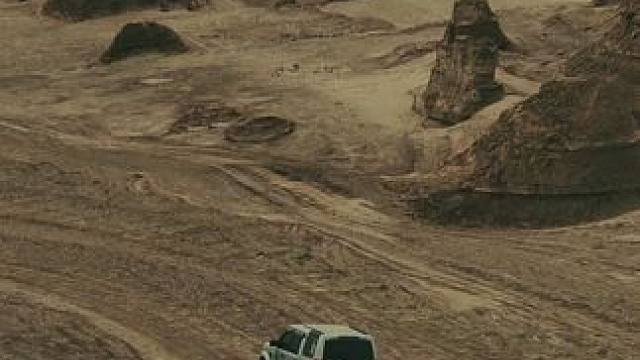 路虎发现3跑非铺装路面，确实稳到一批#旅行 #自驾游 #大西北 #穿越无人区