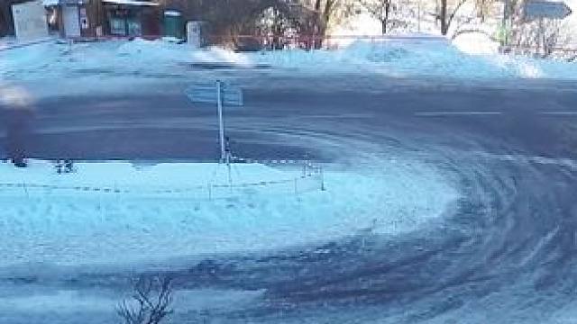 在相同的浮雪U型弯道上，WRC顶尖车手和他们的赛车各自展现了与众不同的过弯技巧#wrc拉力赛