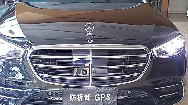 奔驰S450L安装防拆抗屏蔽GPS定位防盗系统，开启屏蔽器自动锁车，换卡、抠卡、干扰锁车报警到手机。