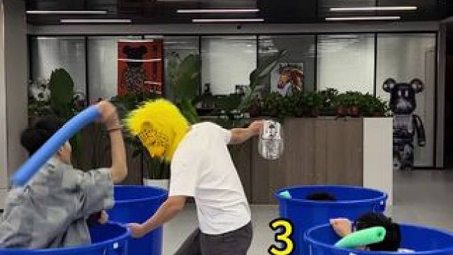 真人版打地鼠#办公室游戏 #欢乐办公室 #趣味游戏