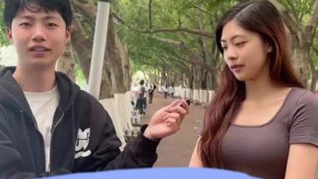 这个八卦听的我小脑萎缩了#街头采访 #吃瓜