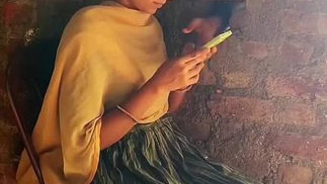 美女看手机被坏人抢夺，看她如何机智应对！ #看一遍笑一遍 #意想不到的结局 #万万没想到 #这操作都