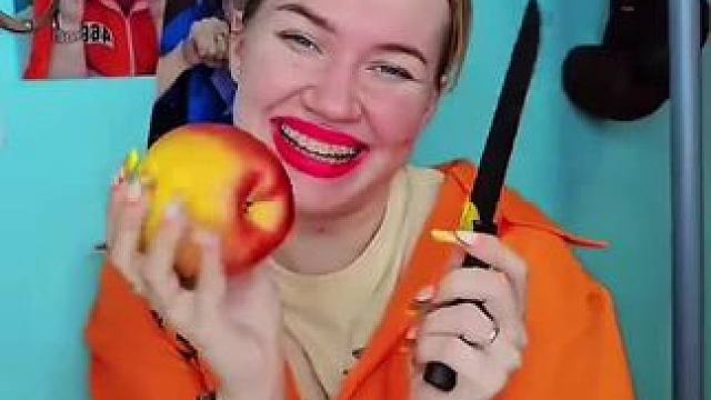 美女犯人用苹果自制薯条，这操作简直太牛了！ #看一遍笑一遍 #意想不到的结局 #万万没想到 #这操作