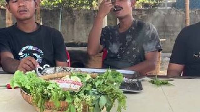 今天到矮子做摄影师 #农村生活 #乡村味道 #农村美食 #东南亚风情 #全村最靓的仔