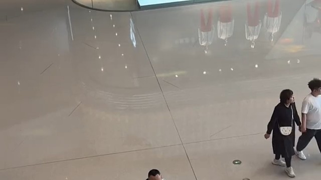 不可能，头一低都碰到娃的头了