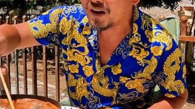 沙大厨洗了一天衣服，晚餐吃酸汤火锅鱼，好好犒劳一下自己#户外美食 #户外野炊 #床车旅行 