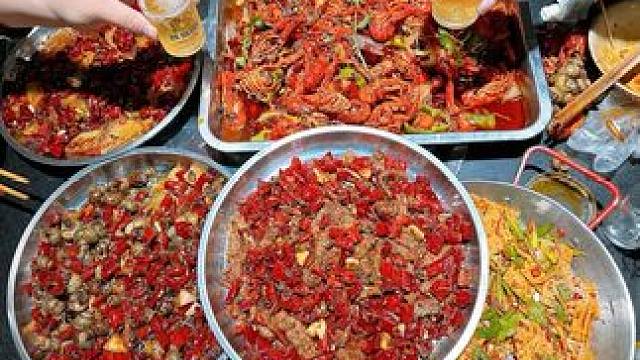 又到了钓小龙虾的季节啦太快乐了 这三天没干别的事！到处找野塘子钓虾 咬的大包小包 刮风下雨也沉浸其中