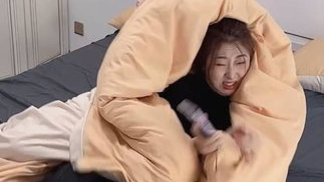 把自己藏进被子给女友一个惊喜，看看她发现后啥反应