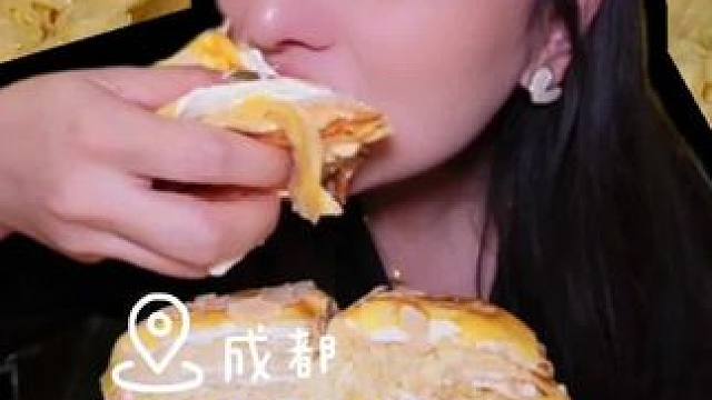 回购不知道多少次的爆浆榴莲千层，118的六英寸还可以配送到家还有礼物……#榴莲千层 #榴莲爱好者 #