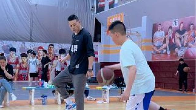 #篮球 #日常训练 #一分钟干货教学 
利用软垫强化突破脚步顺序
｜Z字一次运球变向突破
｜Z字一次