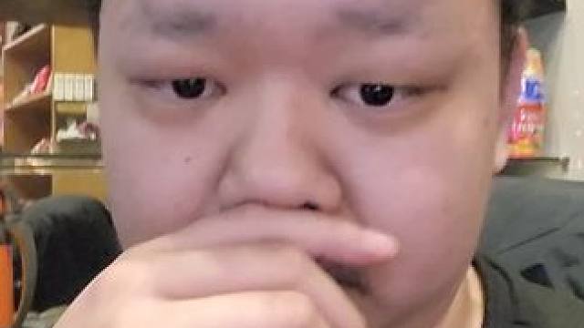 乳山银滩躺不平，没钱。去了威海当网管。一天12小时 90元。无休