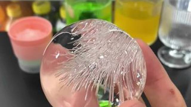 夏天喝冰饮就得用这种大块的冰球模具，化的慢更冰爽#冰格模具#自制冰球的做法