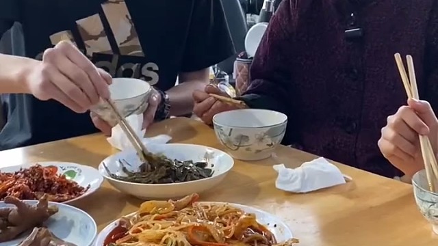 这么大了，还能被奶奶打太幸福了