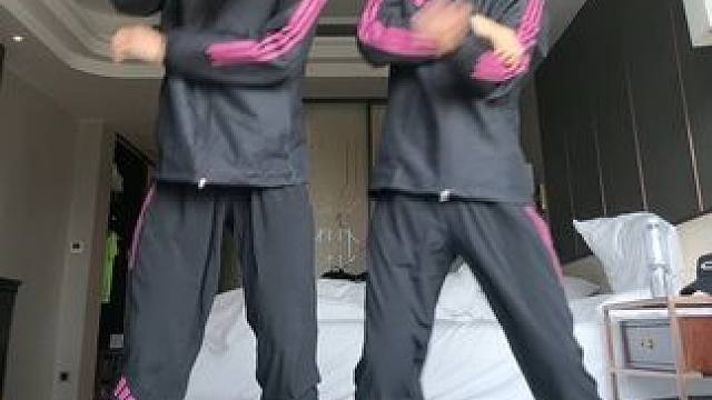 不协调的俩只大猩猩#双人舞 #运动员