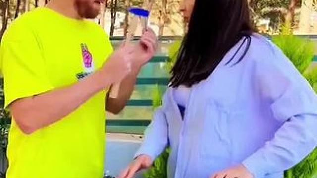 香肠的奇葩吃法，锤子居然都用上了！ #看一遍笑一遍 #意想不到的结局 #老外真会玩 #万万没想到 #