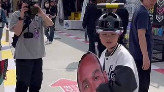 #f1 #f1赛车 #赛车  被采访了！！ 带了汉密尔顿的T架头盔！.