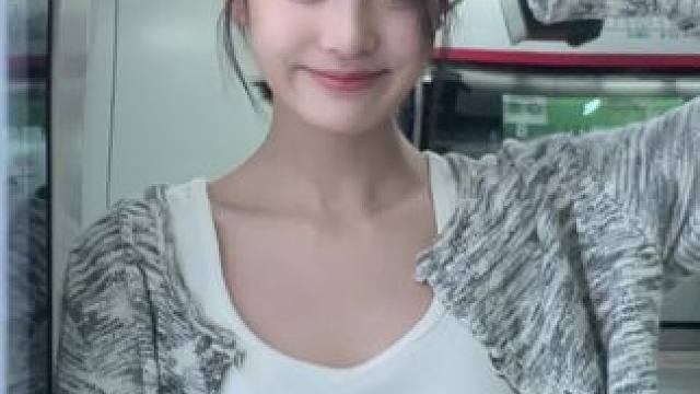 地铁里拍照好好看呀#随意拍  #地铁随拍 #日常随拍 #今天长这样