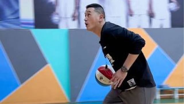 #篮球 #日常训练 #一分钟干货教学 
利用软垫进行空间控制练习
｜坠步突破急停后拉再突破
｜突破横