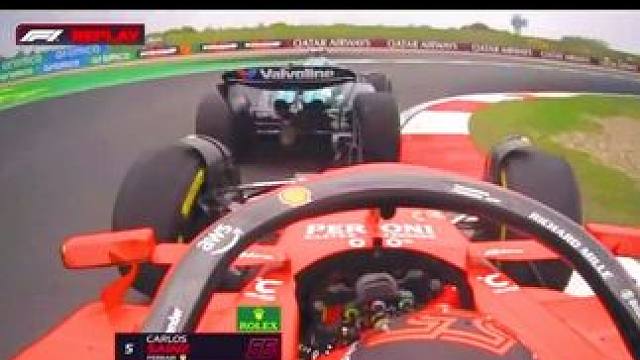 阿隆索超级驾照又被扣3分！ 今天冲刺赛第16圈阿隆索跟赛恩斯上演了好长一段时间的贴身缠斗，头哥因为与