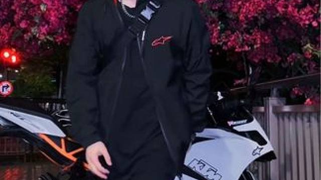 会滑板的机车boy都会扭两下子