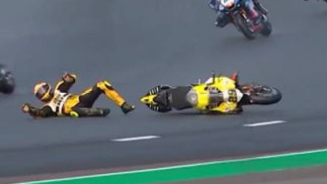 荷兰站第一场比赛疯子尤尼摔车 #wsbk #摩托车比赛 #专业比赛请勿模仿