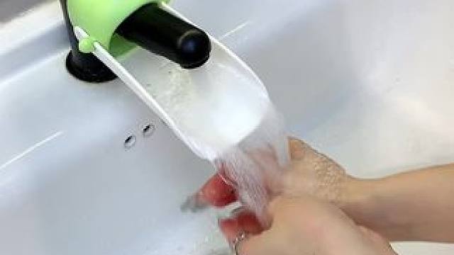 有了这个#水龙头延伸器 ，洗手就不会把台面弄的到处都是水了 #洗漱小神器 #防溅溅水龙头