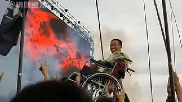 此刻“众”字具象化了 #热点小助手 #余华史铁生 #摇滚