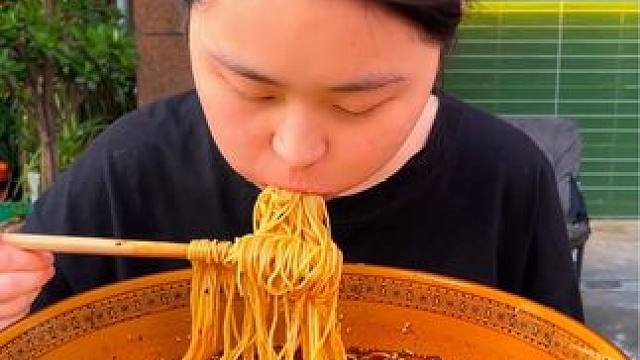可爱小妹妹挑战2斤重庆小面，太牛了！！