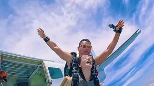 总有这么一个人陪了你一程，却陪不了一生，她是别人的风景，却湿了你的眼睛……#跳伞 #塔赫跳伞 #三亚