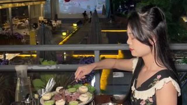 相思小镇连烤肉都这么有氛围~#艾特你的饭搭子请你吃 #五一必吃人气烤肉店推荐 #相思小镇 #适合情侣
