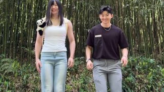 就是觉得在她旁边显得我挺有趣的  #跳的不好开心就好  #又菜又爱玩系列