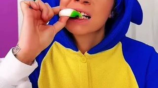 姐俩比拼吃大眼睛软糖，没想到全都是套路！ #看一遍笑一遍 #老外真会玩 #意想不到的结局 #万万没想